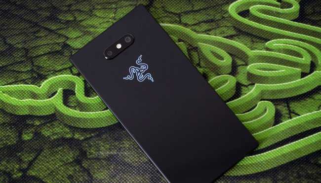 Razer Phone 2 оснащён процессором Snapdragon 845, надлежащим охлаждением и 8 ГБ оперативной памяти, экран тут с частотой обновления до 120 Гц
