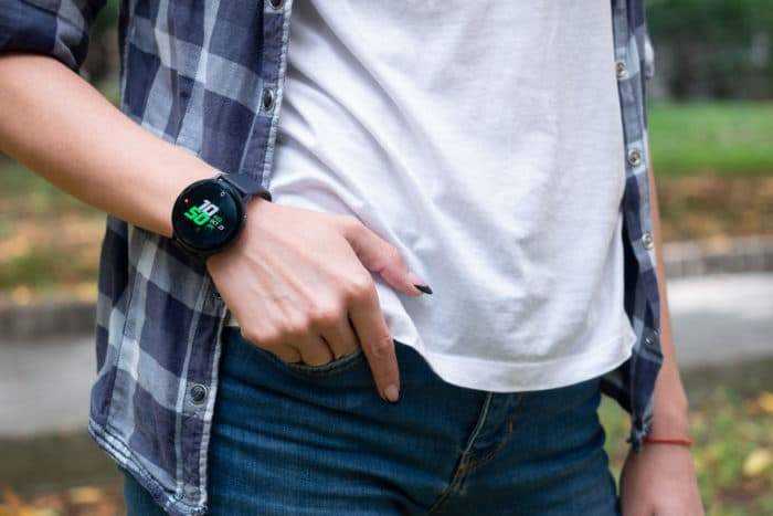 Samsung Galaxy Watch Active 2 выглядят солидно и не игрушечно, как оригинал, стоят меньше, чем Apple Watch, и работают с Android и iPhone