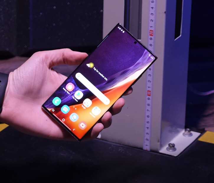 С обеих сторон Nokia 8 Sirocco защищён стеклом Gorilla Glass 5, между которым расположена рамка из нержавеющей стали, делающая телефон более приятным и роскошным
