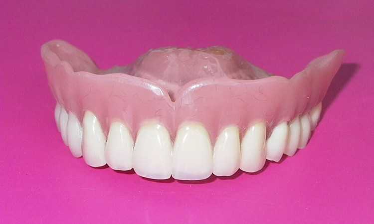 Крем для фиксации зубных протезов – какой лучше?