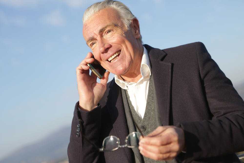 Выбираем лучший телефон для пожилых людей с большими кнопками и экраном