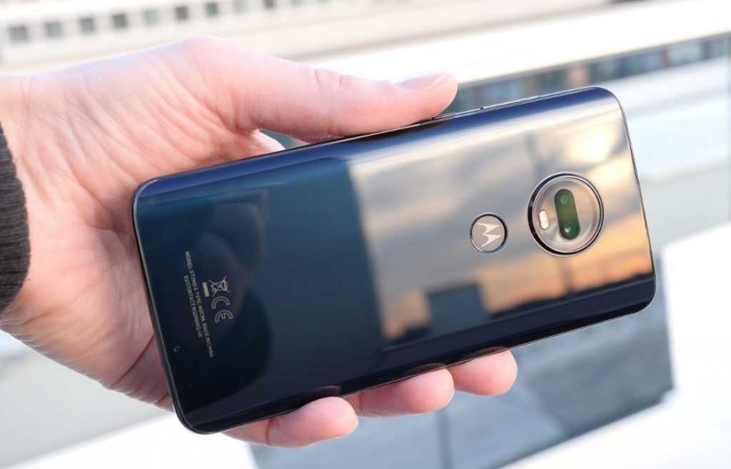 Motorola выпустила флагманский смартфон с небьющимся экраном. видео