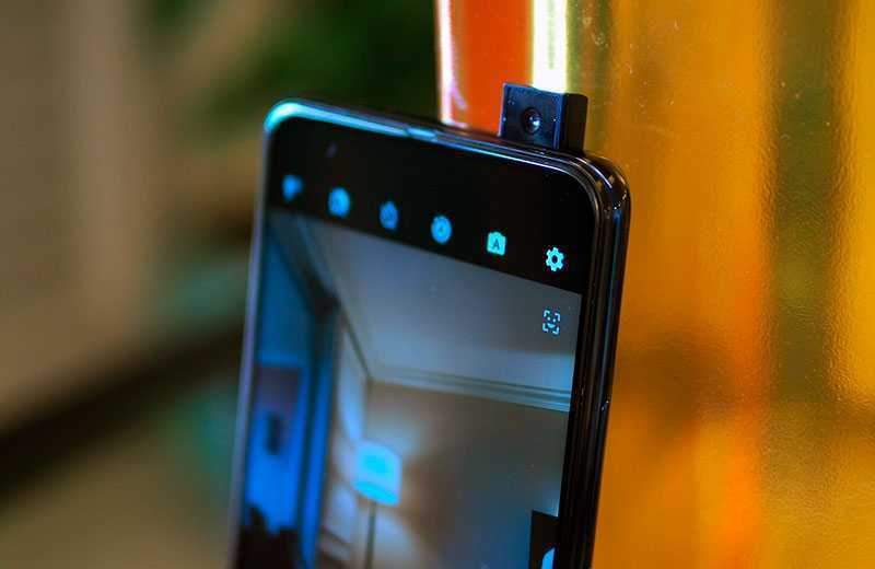 Смартфон Motorola G8 Power Lite  бюджетная версия G8 Power, которая обладает массивным аккумулятором, но с более слабыми компонентами