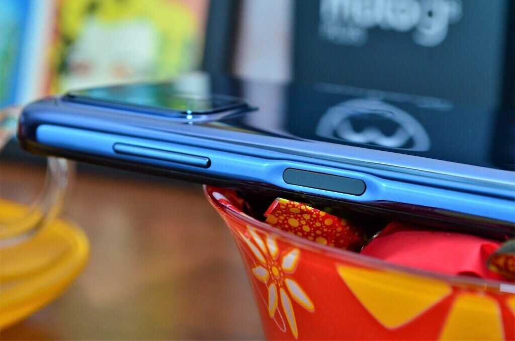 Смартфон Samsung Galaxy A42 5G отличается большим экраном, длительным временем автономной работы и поддержкой 5G, но, недостатков здесь много