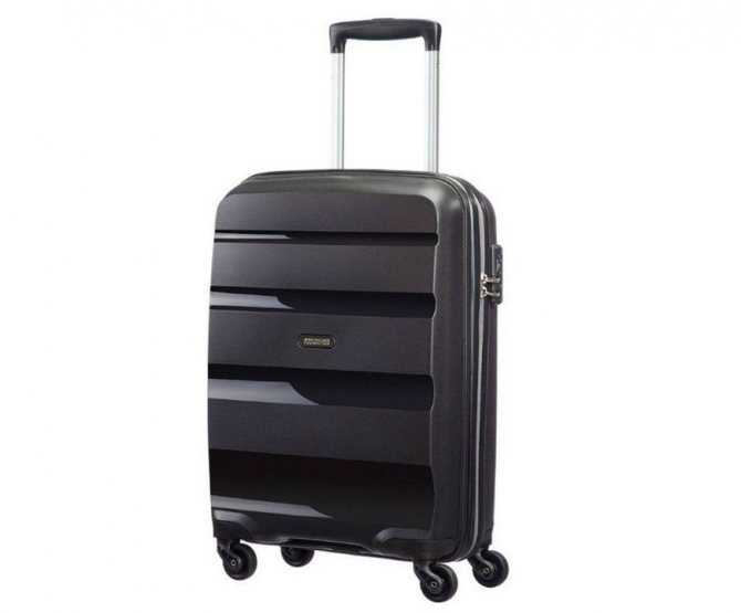 Лучшие большие чемоданы на колесах для путешествий и авиаперелетов